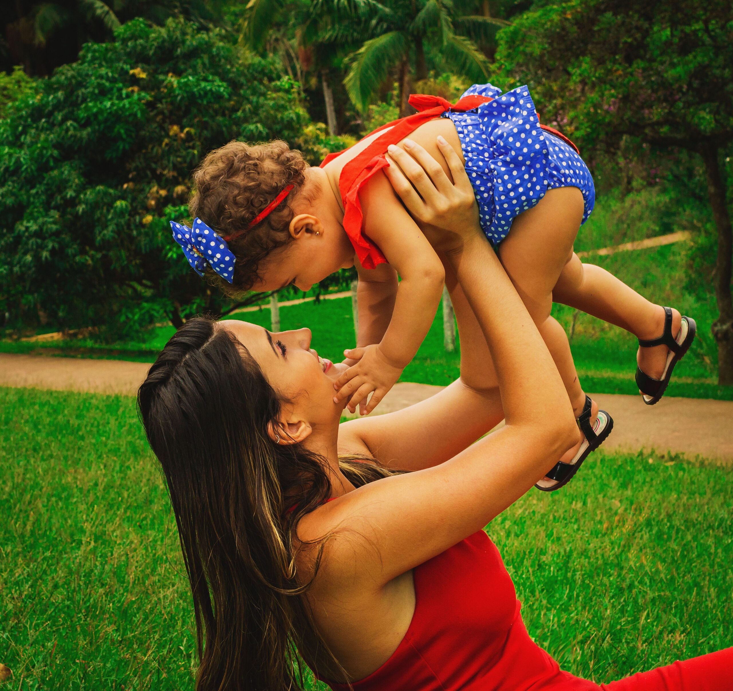 Mãe e filho interagindo